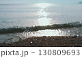 陽の光を浴びてキラキラと輝く瀬戸内海の波打ち際（アウトフォーカス） 130809693