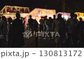夜間節慶期間，人們經過小吃攤的剪影 130813172