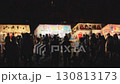 夜間節慶期間，許多人站在小吃攤前的剪影 130813173