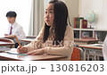 教室で勉強中に笑顔を見せる女子小学生 130816203