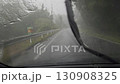 ドライブ中の土砂降りの雨冠水警戒地域を走行 130908325