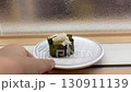 回転寿司のレーン、ベルトコンベアで運ばれてくる寿司 130911139