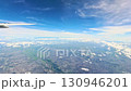 飛行機の窓からの眺め 130946201