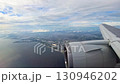 飛行機の窓からの眺め 130946202