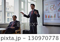 商人在辦公室用數據圖表進行演示 130970778