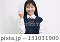 白背景の前でガッツポーズをする女子学生 131031900