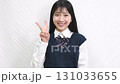 白背景の前でピースポーズをする女子学生 131033655