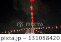 夏祭りの輝く提灯とやぐら 131088420