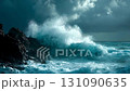 大海波濤洶湧，海浪猛烈地拍打著岩石 131090635