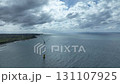 9月中旬の富山県下新川海岸と黒部川扇状地を背に回転する洋上風力発電風車 131107925
