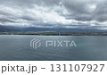 9月中旬の富山県下新川海岸と黒部川扇状地を背に回転する洋上風力発電風車 131107927