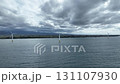 9月中旬の富山県下新川海岸と黒部川扇状地を背に回転する洋上風力発電風車 131107930