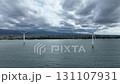 9月中旬の富山県下新川海岸と黒部川扇状地を背に回転する洋上風力発電風車 131107931