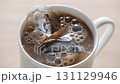コーヒーと牛乳を混ぜて美味しいカフェオレ 131129946