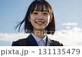 可愛的高中女生撫摸她的頭髮 131135479
