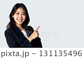 一位年輕的女商人指點和指導複製空間 131135496