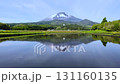 代搔き前の田んぼの水面に映る山 131160135