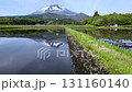 代搔き前の田んぼの水面に映る山 131160140