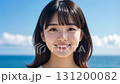 一個美麗的女孩微笑著梳理她的頭髮 131200082