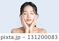 一位女模特兒閉著眼睛撫摸臉頰的美麗照片。複製空間 131200083