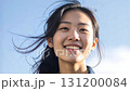 微笑的年輕日本女性歪著頭 131200084