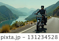 一名男子騎著摩托車在山路上行駛 131234528