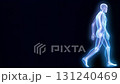 歩行する全身の人体模型 131240469