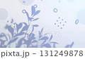 搖曳的樹枝陰影和孟菲斯風格的動態圖形/藍色 131249878