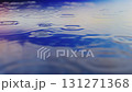 雨滴和水滴在水面上留下美麗的波紋 131271368