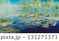 雨滴和水滴在水面上留下美麗的波紋 131271371