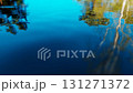 雨滴和水滴在水面上留下美麗的波紋 131271372
