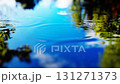 雨滴和水滴在水面上留下美麗的波紋 131271373