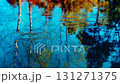 雨滴和水滴在水面上留下美麗的波紋 131271375