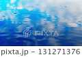 雨滴和水滴在水面上留下美麗的波紋 131271376