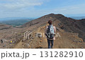 登山者在阿蘇山上行走 131282910