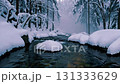 山間溪流和白雪覆蓋的寧靜冬季自然景觀 131333629