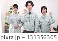 作業服姿のアジア人男女のビジネスパーソン 131356305