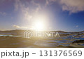 波光粼粼的水面與美麗的天空形成鮮明對比 131376569