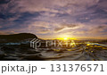 波光粼粼的水面與美麗的天空形成鮮明對比 131376571