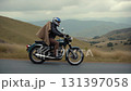 一名男子騎著摩托車在山路上行駛 131397058