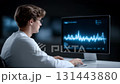 研究人員分析資料波形時的高科技感 131443880