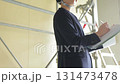 一位身穿西裝的女士在現場看圖紙 131473478