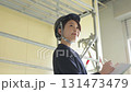 一位身穿西裝的女士在現場看圖紙 131473479