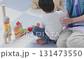 一個玩積木的孩子和一個穿著圍裙的女人 131473550