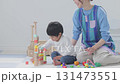 一個玩積木的孩子和一個穿著圍裙的女人 131473551