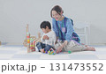 一個玩積木的孩子和一個穿著圍裙的女人 131473552