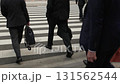 東京，商人在早晨通勤時穿過人行道的下半身慢動作鏡頭 131562544