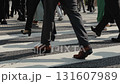 東京商人早上通勤時穿過人行道的慢動作 131607989