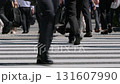 東京，商人早上上班途中穿過人行橫道的後視圖 131607990