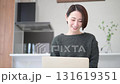 笑顔でパソコンで検索する女性　自宅でオンラインで勉強などのイメージ　秋冬のニットのイメージの動画 131619351